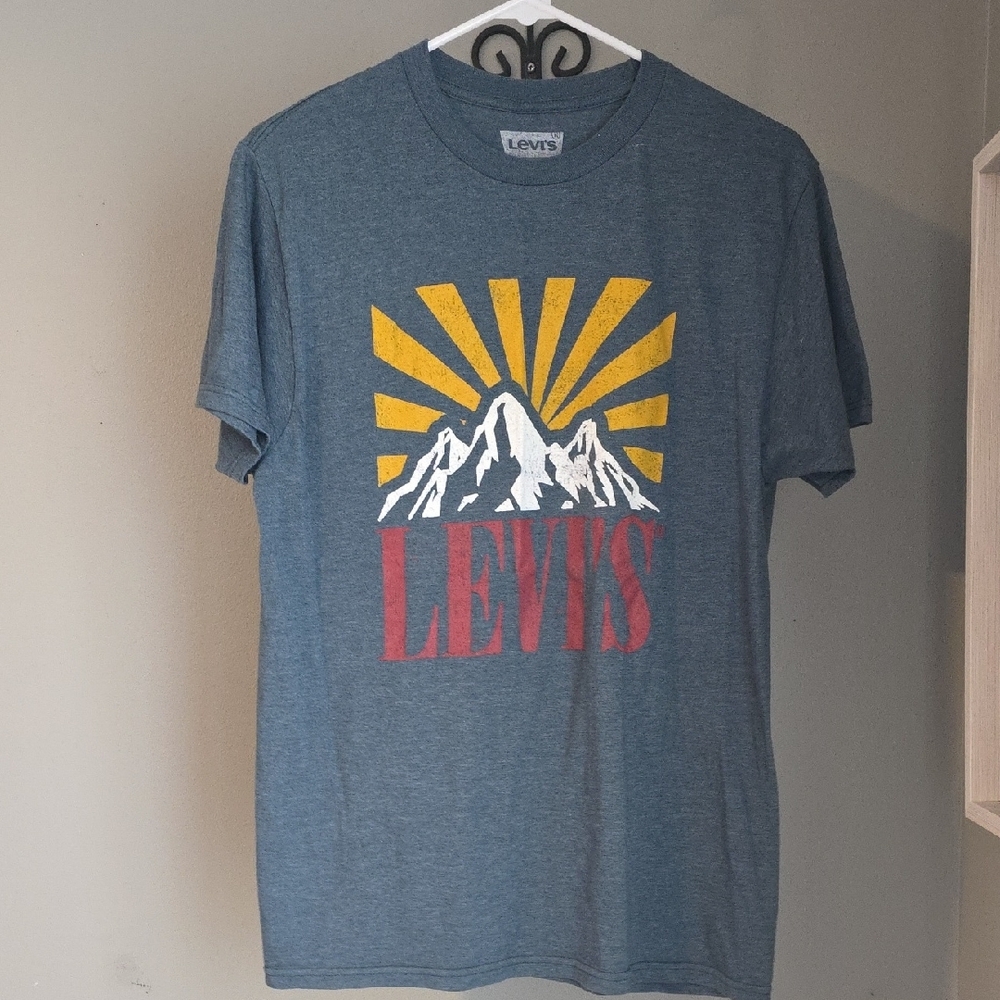 Levi's Graphic Tee Size Medium